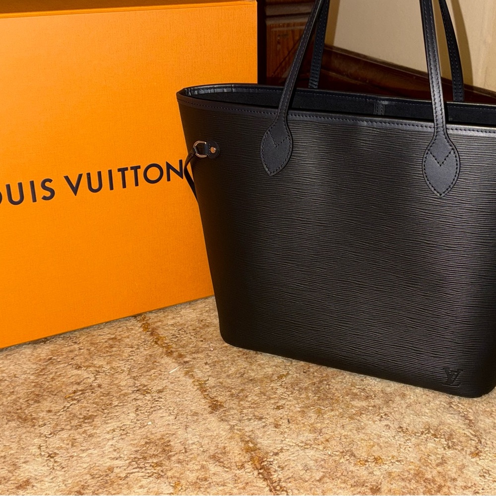 Louis Vuitton Black Neverfull MM Tote Bag (discontinued) - Picture 5 of 16